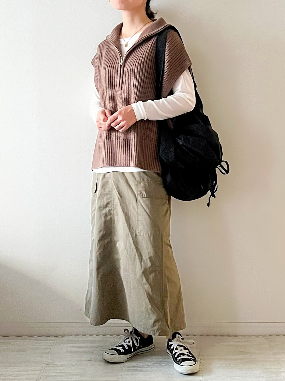 「ハーフジップ、Hunch、ハンチ、hunch_ootd、秋コーデ、シアートップス、プチプラ、GU、UNIQLO、ショルダーバッグ、カーゴスカート、大人カジュアル、ママコーデ、シンプルスタイル、レイヤードスタイル」｜「hunchのハーフジップニット（ベスト、ブラウン系）」を使った、chakoさん（レディース・155cm）の秋コーディネートの1枚目の写真