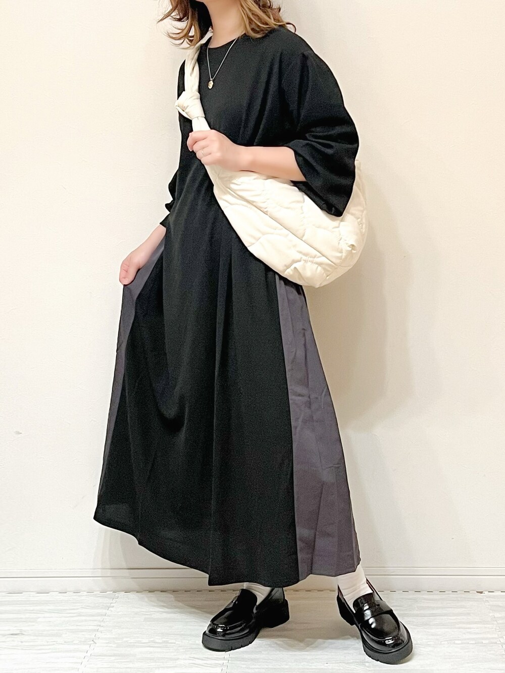 「スウェットワンピース、モノトーン、ローファー、キルティングバッグ、プチプラ、UNIQLO、ママコーデ、シンプルコーデ、大人カジュアル、ショルダーバッグ、秋コーデ、大人かわいい、低身長、初秋コーデ、楽チンコーデ」｜「Fizzの【Fizz/フィズ】　サカリバ素材　バック切替えAラインワンピース（ワンピース、ブラック系）」を使った、chakoさん（レディース・155cm）の秋コーディネートの1枚目の写真