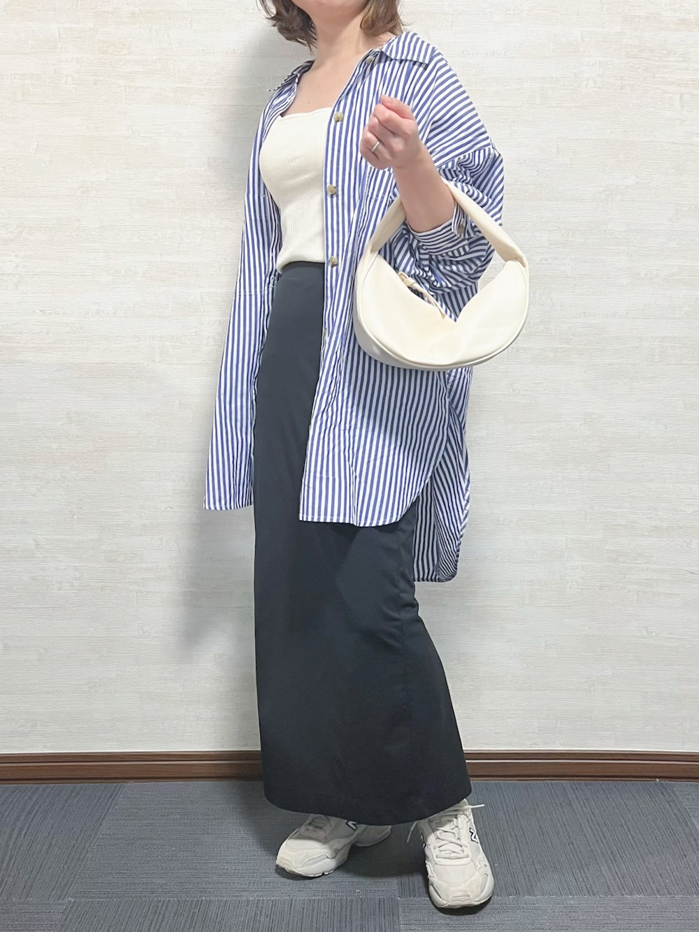 「このスタイルがお気に入り、大人カジュアル、プチプラ、ストライプシャツ、タイトスカート、ユニクロ、UNIQLO、New Balance、白スニーカー、ママコーデ、スニーカーコーデ、シャツスタイル、休日コーデ、低身長」｜「Fizzの【Fizz/フィズ】　カップ付き　スクエアネック　ワイドリブタンクトップ（タンクトップ、ホワイト系）」を使った、chakoさん（レディース・155cm）の夏コーディネートの1枚目の写真