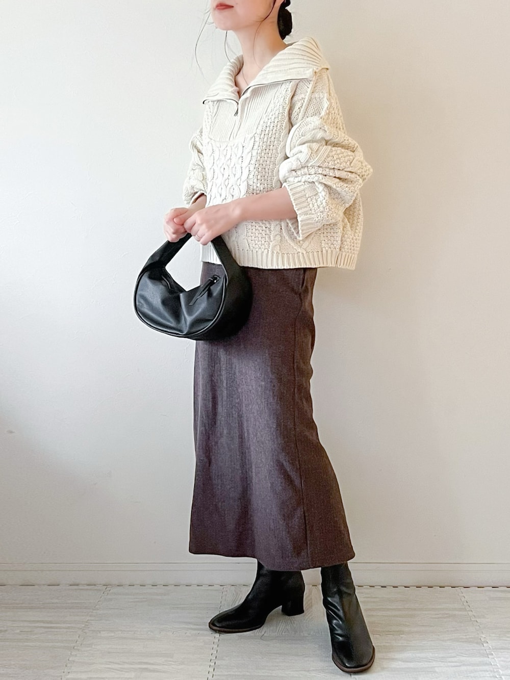 ホワイト系のニット/セーター、ブラック系のショルダーバッグ、ブラウン系のスカートを着用したレディースの秋コーディネートの1枚目の写真