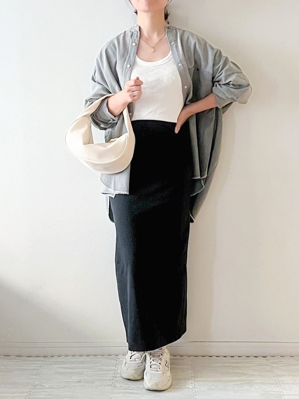 「Hunch、ハンチ、hunch_ootd、デニムシャツ、シャツスタイル、プチプラ、プチプラコーデ、UNIQLO、タイトスカート、白スニーカー、New Balance、大人カジュアル、ママコーデ、秋コーデ、キレイめカジュアル」｜「hunchの【WEB限定/別注】デニムオーバーサイズシャツ（シャツ/ブラウス、グレー系）」を使った、chakoさん（レディース・155cm）の秋コーディネートの1枚目の写真