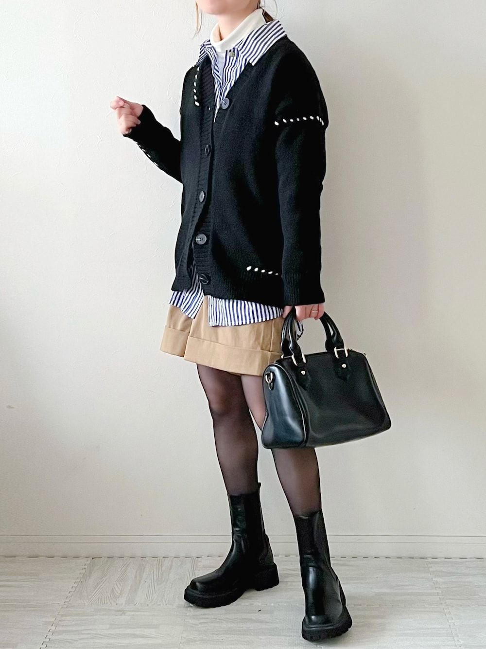 「カーディガン、ストライプシャツ、ストライプ、タートルネック、プチプラ、ボストンバッグ、ハーフパンツ、ショートパンツ、ブーツ、低身長コーデ、シンプル、UNIQLO、epicks、エピックス、オーバーサイズ」｜「EPICKSの配色ステッチオーバーサイズカーディガン（カーディガン/ボレロ、ブラック系）」を使った、chakoさん（レディース・155cm）の冬コーディネートの1枚目の写真