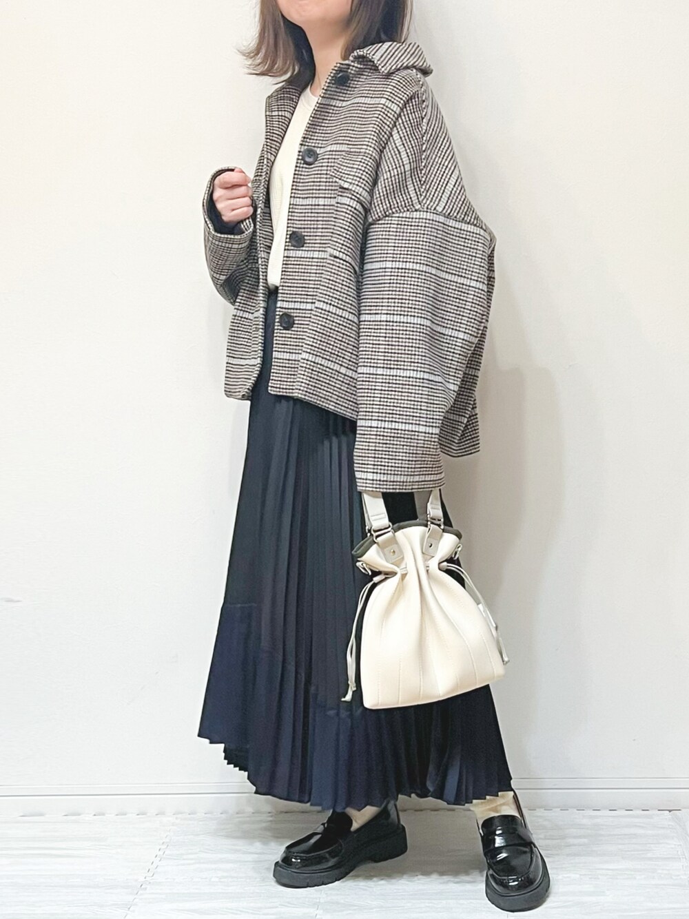 「EDITA、巾着バッグ、プリーツスカート、ローファー、チェック、秋冬コーデ、冬コーデ、大人カジュアル、ママコーデ、低身長コーデ、プチプラ、プチプラコーデ、オトナカワイイ、着回しコーデ、UNIQLO」｜「EDITA.のアイテム（バッグ、ベージュ系）」を使った、chakoさん（レディース・155cm）の冬コーディネートの1枚目の写真