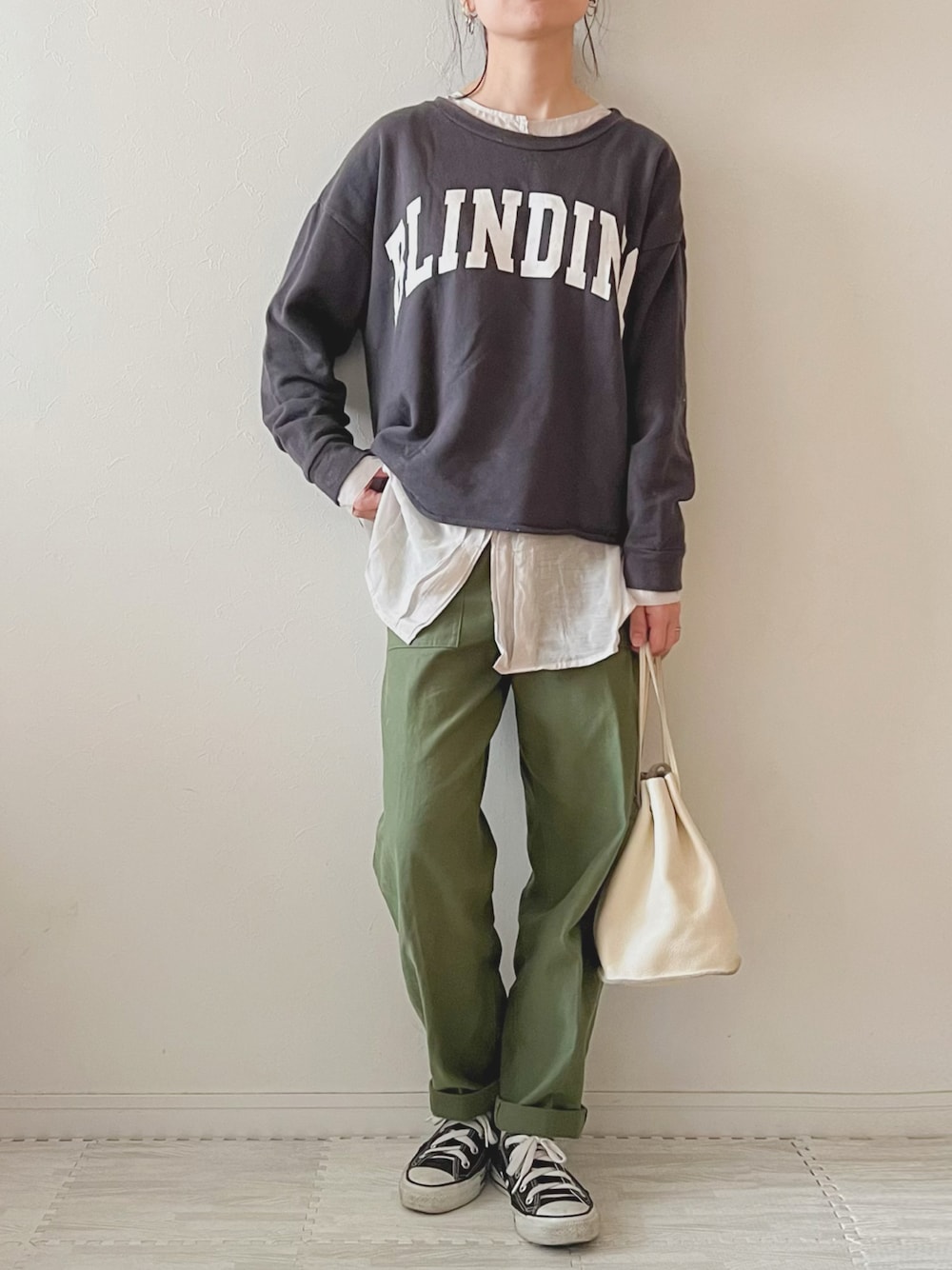 グリーン系のその他パンツ、ブラック系のスニーカー、グレー系のTシャツ/カットソーを着用したレディースの春コーディネートの1枚目の写真