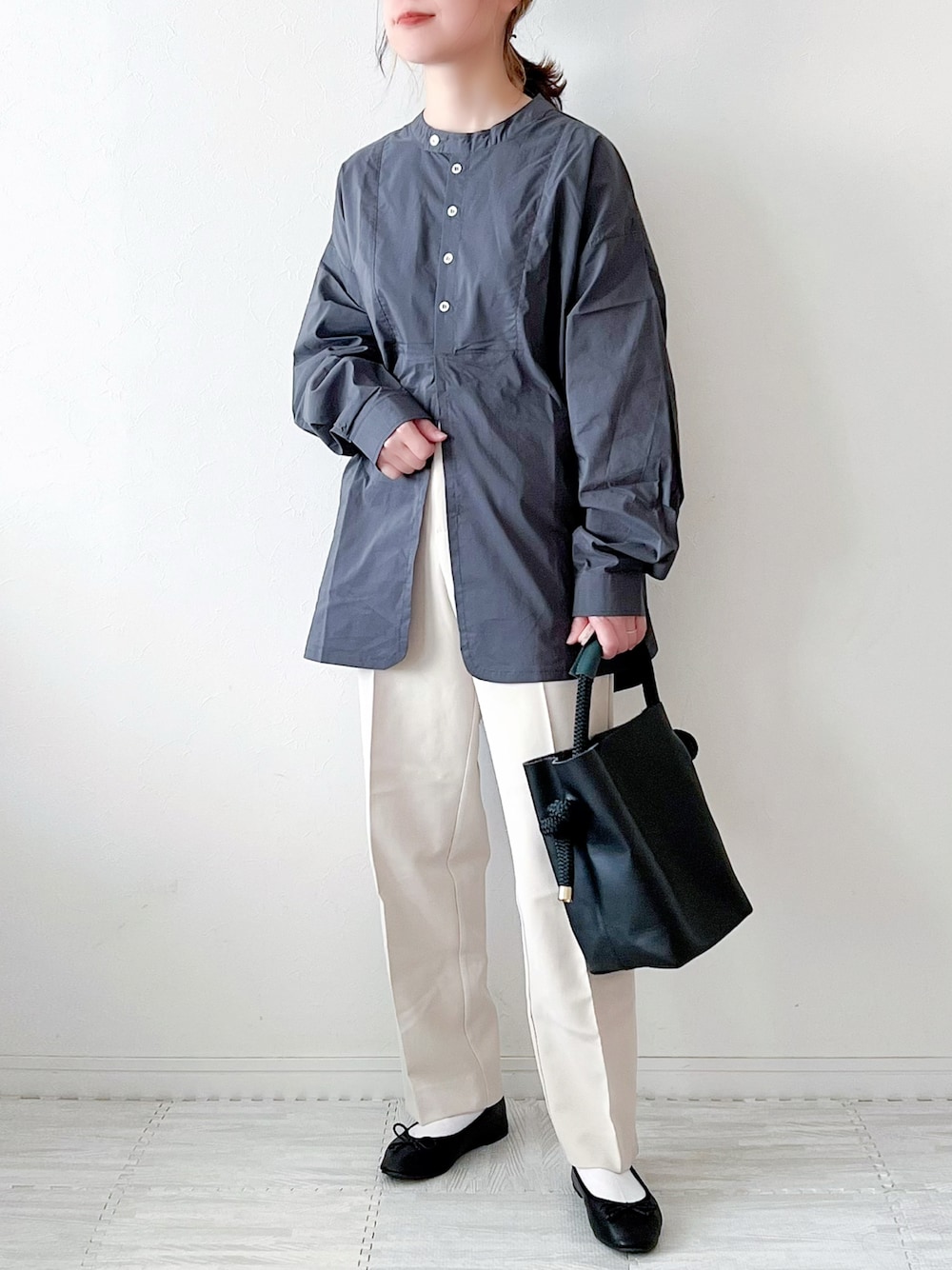 ブラック系のシャツ/ブラウス、ブラック系のハンドバッグ、ホワイト系のその他パンツを着用したレディースの秋コーディネートの1枚目の写真