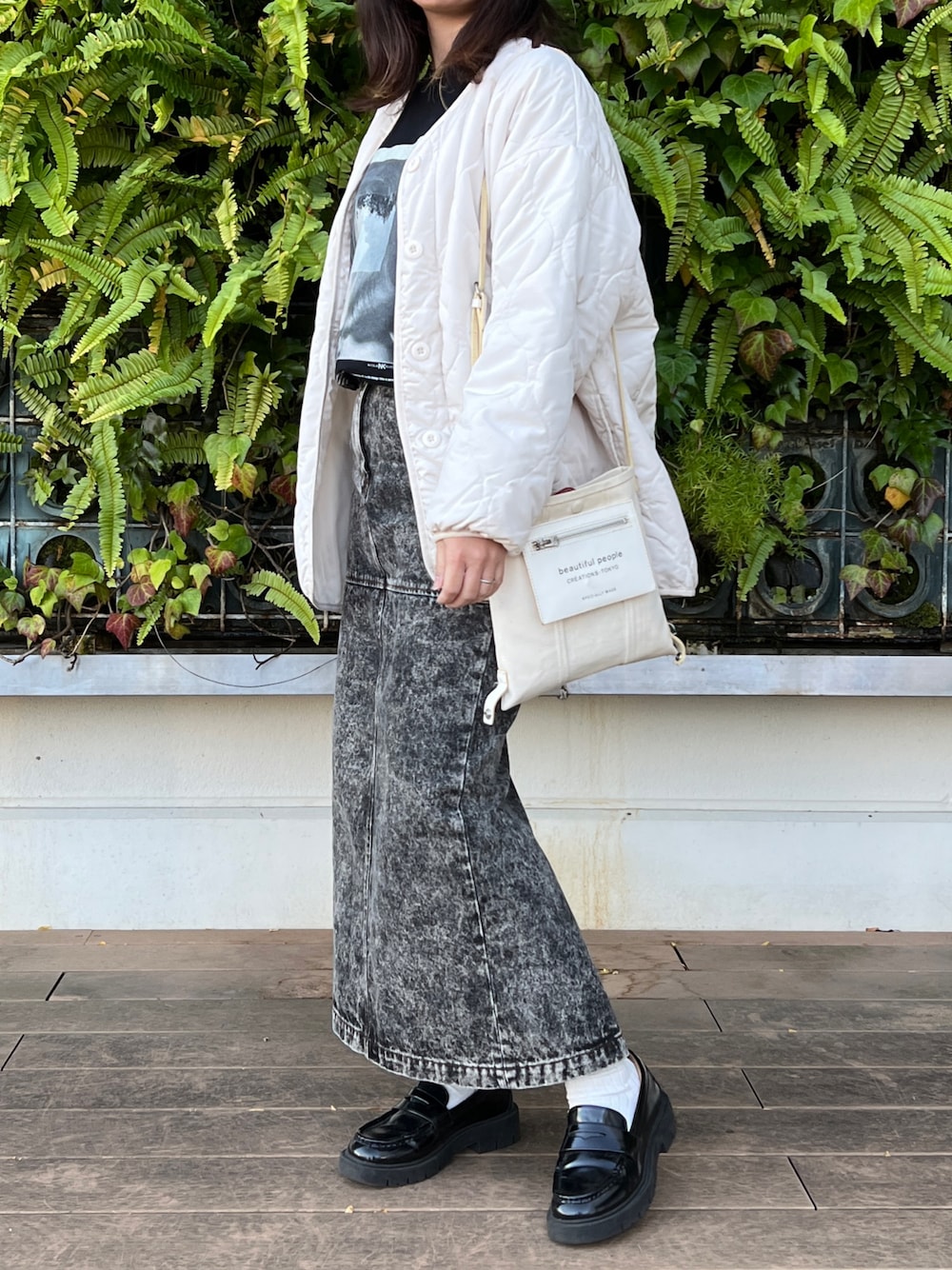 「キルトジャケット、オトナカジュアル、大人かわいい、冬服、プリントT、タイトスカート、デニムスカート、ペンシルスカート、ローファー、プチプラ、ママコーデ、冬コーデ、モノトーンコーデ、UNIQLO、冬アウター」｜「Fizzの【Fizz/フィズ】　ウェーブキルトノーカラージャケット（ノーカラージャケット、ホワイト系）」を使った、chakoさん（レディース・155cm）の冬コーディネートの1枚目の写真