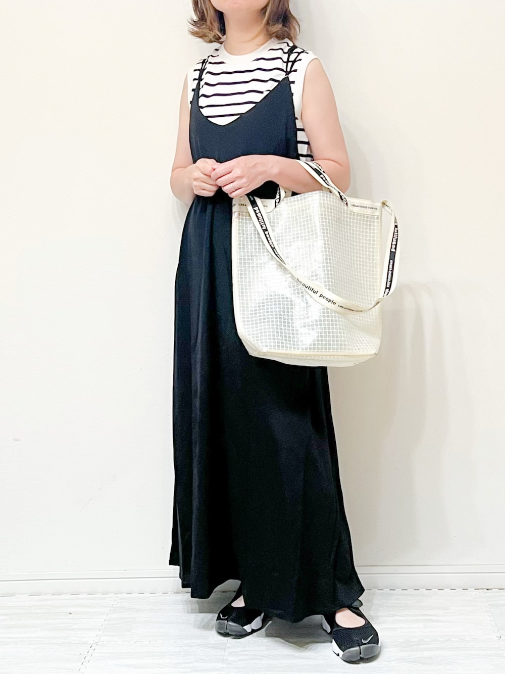 「プチプラ、キャミワンピ、キャミワンピース、ボーダー、ノースリーブ、エアリフト、夏服、夏ファッション、シンプル、モノトーン、低身長、ママコーデ、大人カジュアル、プチプラコーデ、ラフ」｜「beautiful peopleのbeautiful people ビニールショルダーバッグ（ショルダーバッグ、ホワイト系）」を使った、chakoさん（レディース・155cm）の夏コーディネートの1枚目の写真