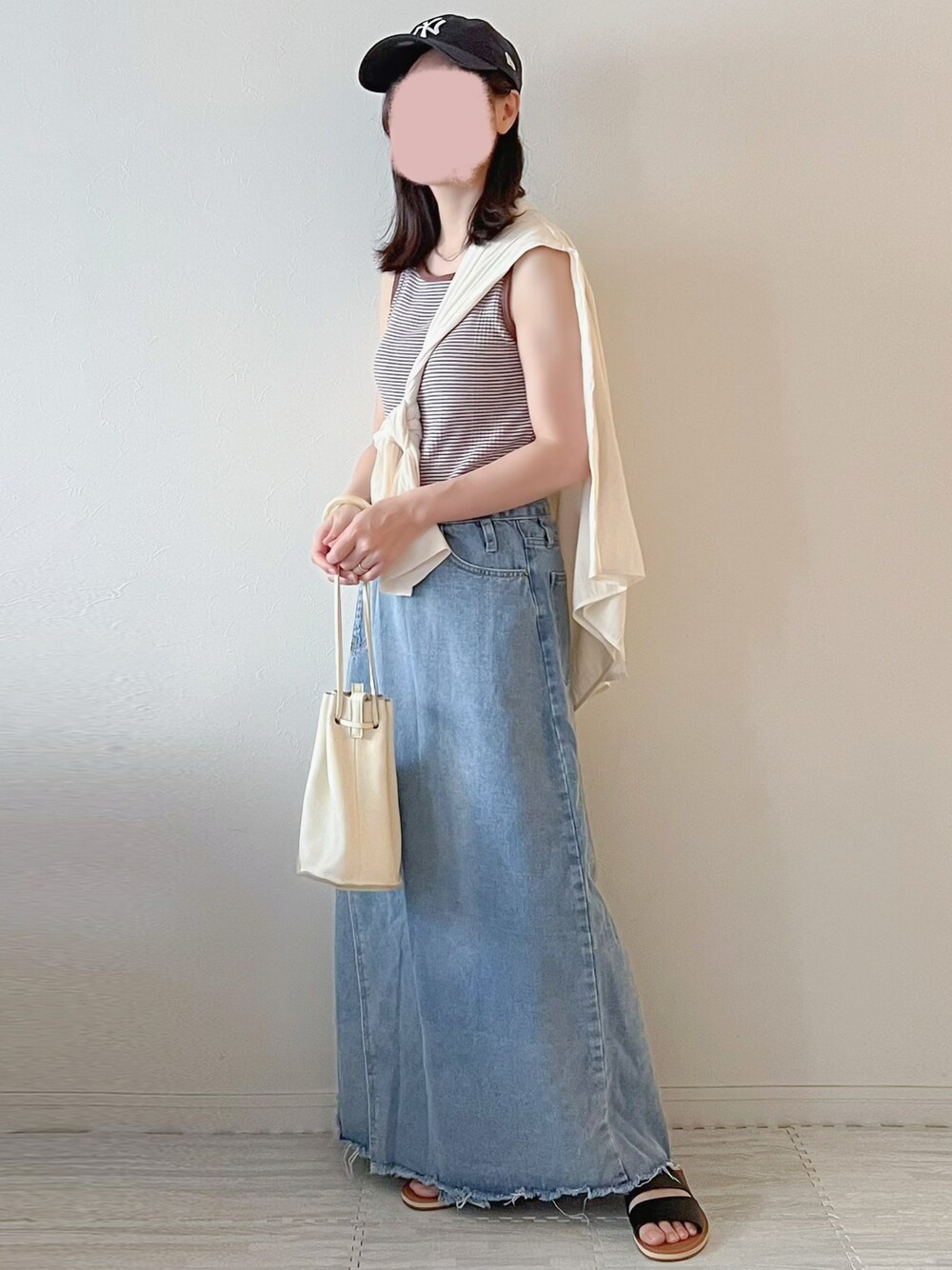 ブラウン系のタンクトップ、ホワイト系のシャツ/ブラウス、ベージュ系のショルダーバッグを着用したレディースの夏コーディネートの1枚目の写真