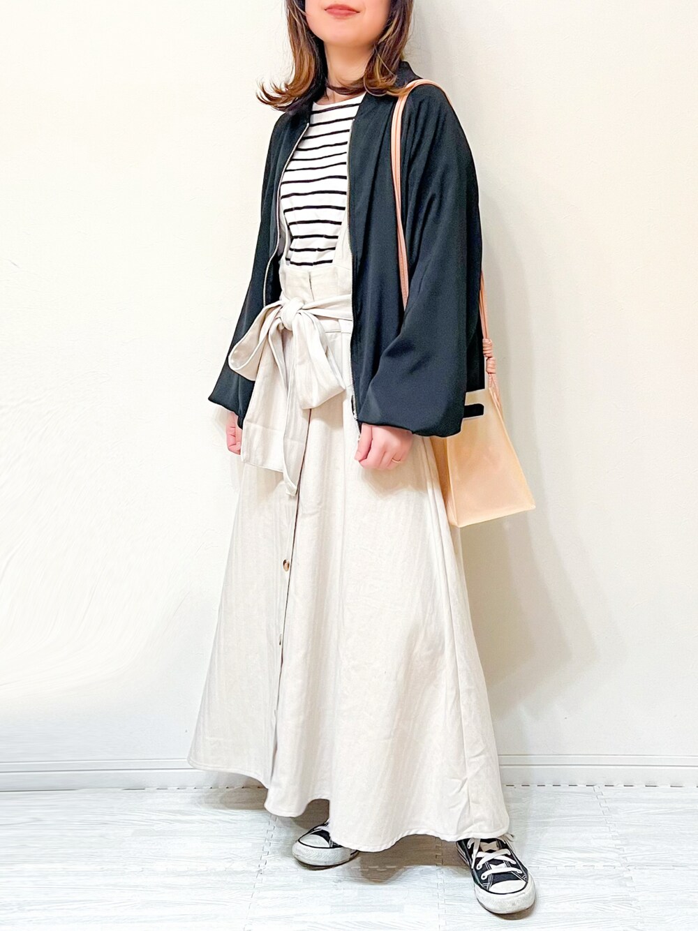 「春のNewスタイル、ジャンパースカート、春コーデ、ボーダー、春服、低身長女子、オトナカジュアル、プチプラ、プチプラコーデ、大人カジュアル、ママコーデ、ブルゾン、春アウター、スニーカー、ラクチンコーデ」｜「Fizzの【Fizz/フィズ】　サテンライクオーバーサイズブルゾン（ブルゾン、ブラック系）」を使った、chakoさん（レディース・155cm）の春コーディネートの1枚目の写真