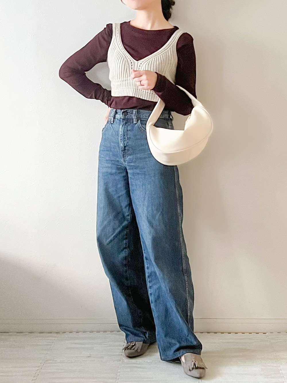 「Hunch、ハンチ、hunch_ootd、シアートップス、UNIQLO、ビスチェ、デニム、プチプラ、ママコーデ、大人カジュアル、秋コーデ、ニットビスチェ、大人コーデ、シンプルコーデ、低身長」｜「hunchのクルーネックシアートップス（Tシャツ/カットソー、ブラウン系）」を使った、chakoさん（レディース・155cm）の秋コーディネートの1枚目の写真