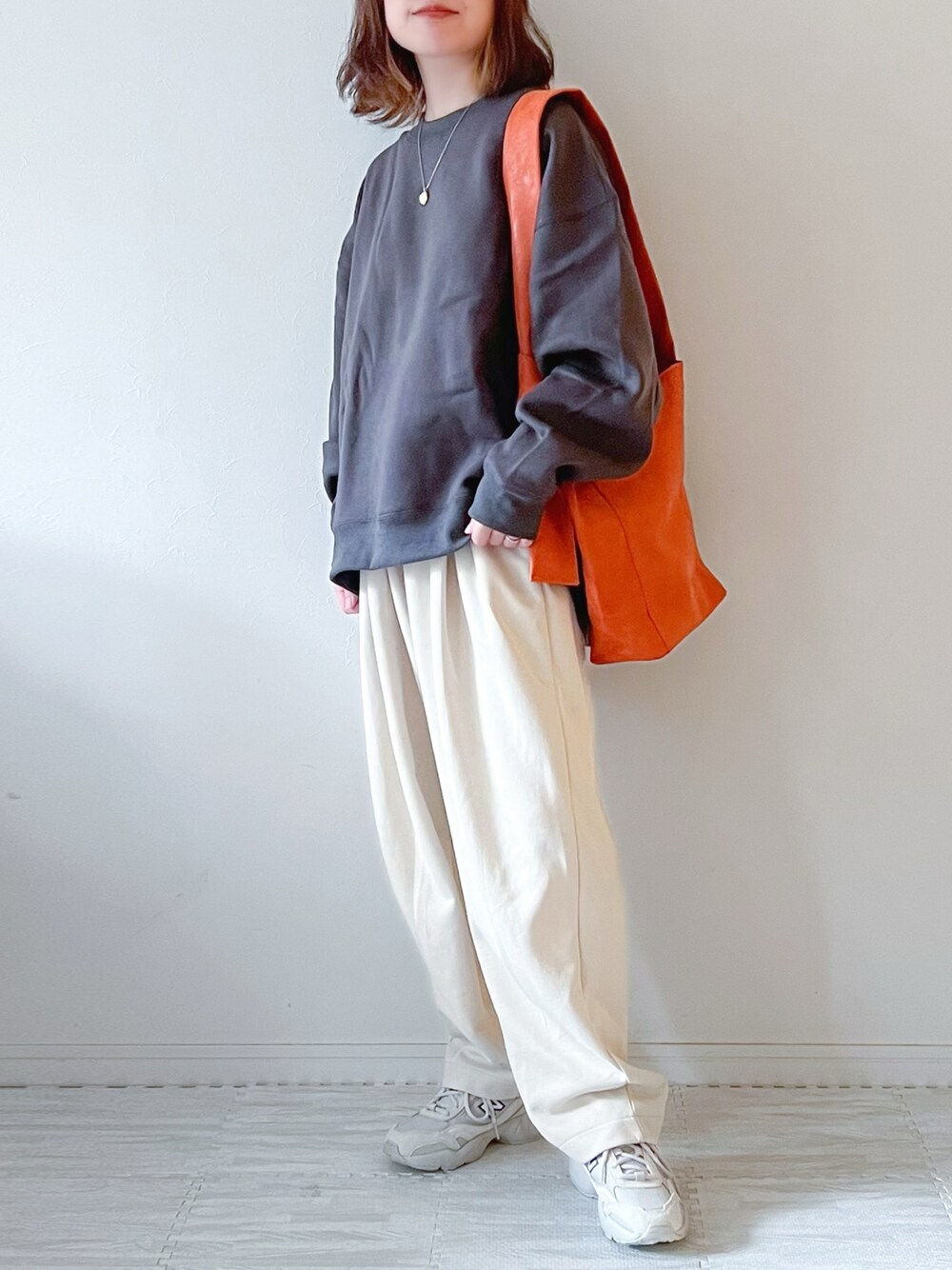「スウェット、スウェットパンツ、ゆるコーデ、メンズライク、UNIQLO、プチプラ、ニューバランス、ショルダーバッグ、ママコーデ、シンプルコーデ、大人カジュアル、おうちファッション、低身長、スニーカー、スウェットコーデ」｜「Fizzの【maiko_wear × Fizz コラボ】　裏起毛オーバーサイジングクルーネックスウェット（スウェット、グレー系）」を使った、chakoさん（レディース・155cm）の秋コーディネートの1枚目の写真