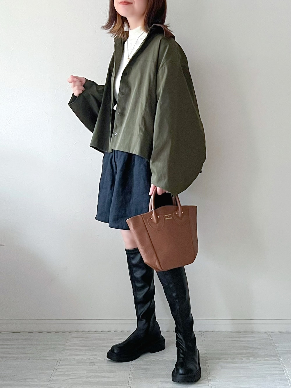 「ロングブーツ、ショートパンツ、ハーフパンツ、大人カジュアル、ミリタリージャケット、ハイネック、プチプラ、秋冬コーデ、低身長コーデ、パンツスタイル、ブーツスタイル、ハイネックニット、シンプルコーデ、ハンドバッグ、トートバッグ」｜「AS KNOW AS plusの♪ストレッチロングブーツ　【2022AWアイテム】（ブーツ、ブラック系）」を使った、chakoさん（レディース・155cm）の冬コーディネートの1枚目の写真