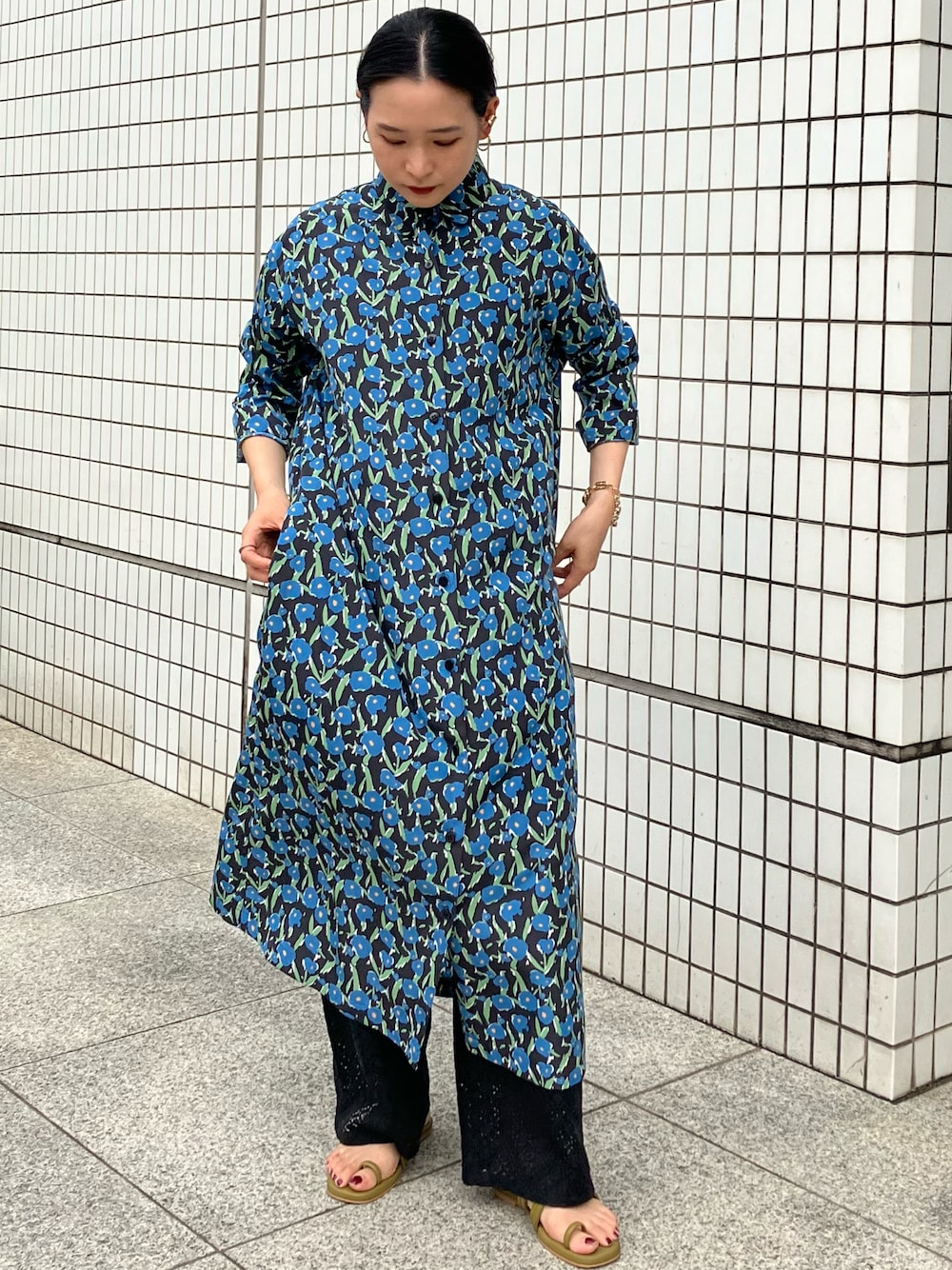 「ブルー、花柄、秋のコーデ、シャツワンピ、低身長、レースパンツ、ノンブルアンペール、BBM、オトナ女子、フィルデフェール」｜「Blanc Bleu MinuitのブルーフラワーPT　シャツワンピース（ワンピース、ブルー系）」を使った、suu.さん（レディース・152cm）の夏コーディネートの1枚目の写真
