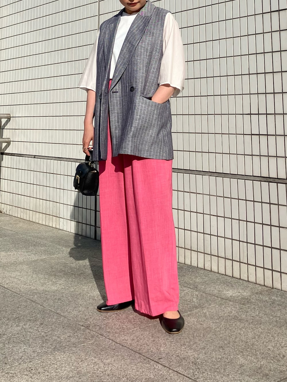 「ピンク、ベスト、モード、パンツスタイル、シンプルコーデ、低身長、ノンブルアンペール、フィルデフェール」｜「Blanc Bleu Minuitのリネンストライプ　ダブルベスト（ベスト、グレー系）」を使った、suu.さん（レディース・152cm）の春コーディネートの1枚目の写真