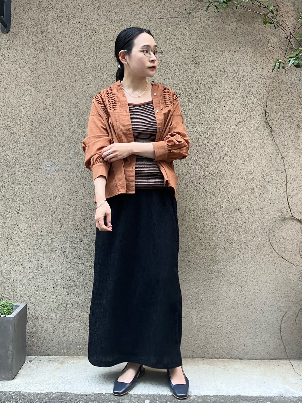 「スカート、ブラック、大人カジュアル、ブラウン、春夏コーデ、#春コーデ、ノンブルアンペール、低身長女子、フィルデフェール」｜「NOMBRE IMPAIRのコットンボイル楊柳　ネジリピンタックBL（シャツ/ブラウス、ブラウン系）」を使った、suu.さん（レディース・152cm）の春コーディネートの1枚目の写真