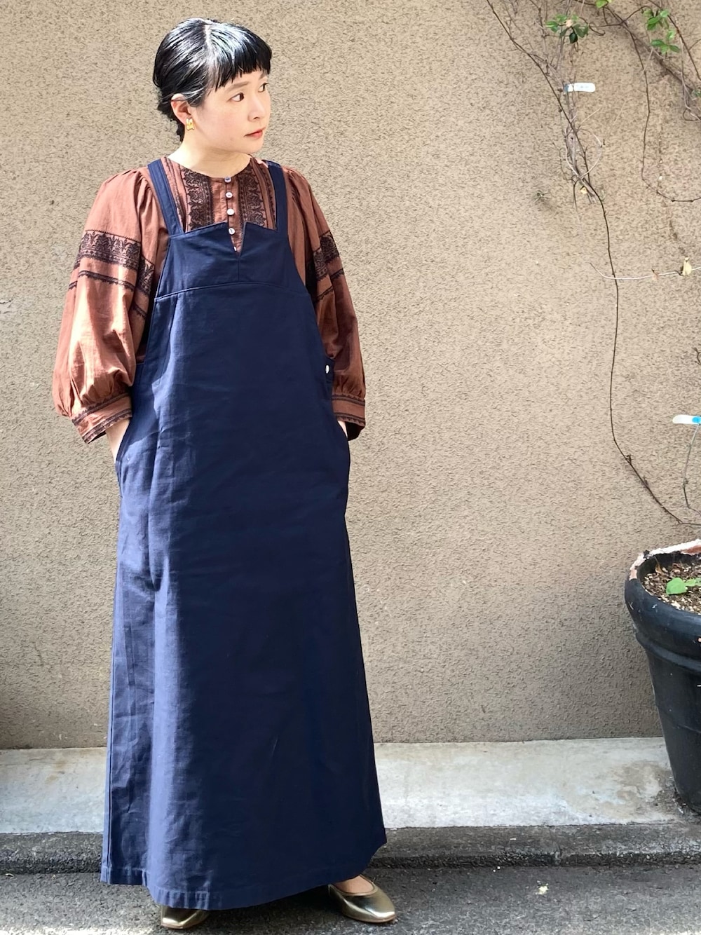 「刺繍、ジャンパースカート、お出かけコーデ、春コーデ、オトナカジュアル、ノンブルアンペール、オトナカワイイ、ボリューム袖、フィルデフェール」｜「NOMBRE IMPAIRのムラ糸バックサテン　ジャンスカ（ジャンパースカート、ブルー系）」を使った、suu.さん（レディース・152cm）の春コーディネートの1枚目の写真