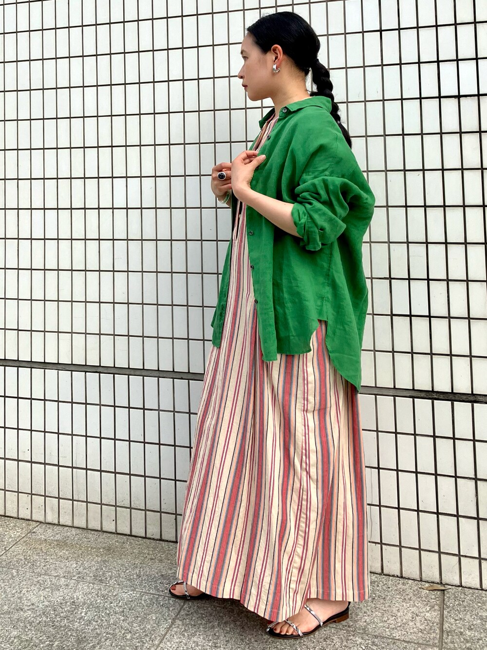 「ワンピース、グリーン、夏、レッド、ストライプ、リネン、低身長、カジュアルコーデ、ノンブルアンペール、フィルデフェール」｜「NOMBRE IMPAIRのリネン製品染　ビッグシャツ（シャツ/ブラウス、グリーン系）」を使った、suu.さん（レディース・152cm）の夏コーディネートの1枚目の写真