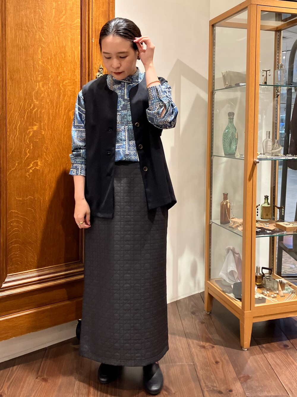 「スカート、キルティング、ベスト、お出かけコーデ、プリントブラウス、ノンブルアンペール、オトナ女子、低身長女子、フィルデフェール」｜「NOMBRE IMPAIRのラグモチーフPT　スタンドタックブラウス（シャツ/ブラウス、ブルー系）」を使った、suu.さん（レディース・152cm）の秋コーディネートの1枚目の写真
