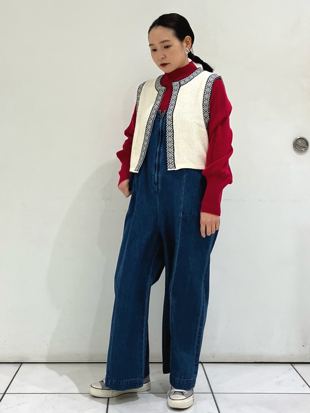 「デニム、ピンク、サロペット、ベスト、休日スタイル、カジュアルコーデ、ノンブルアンペール、フィルデフェール」｜「NOMBRE IMPAIRのBOHOパターン　トリミングショートベスト（ベスト、ホワイト系）」を使った、suu.さん（レディース・152cm）の冬コーディネートの1枚目の写真