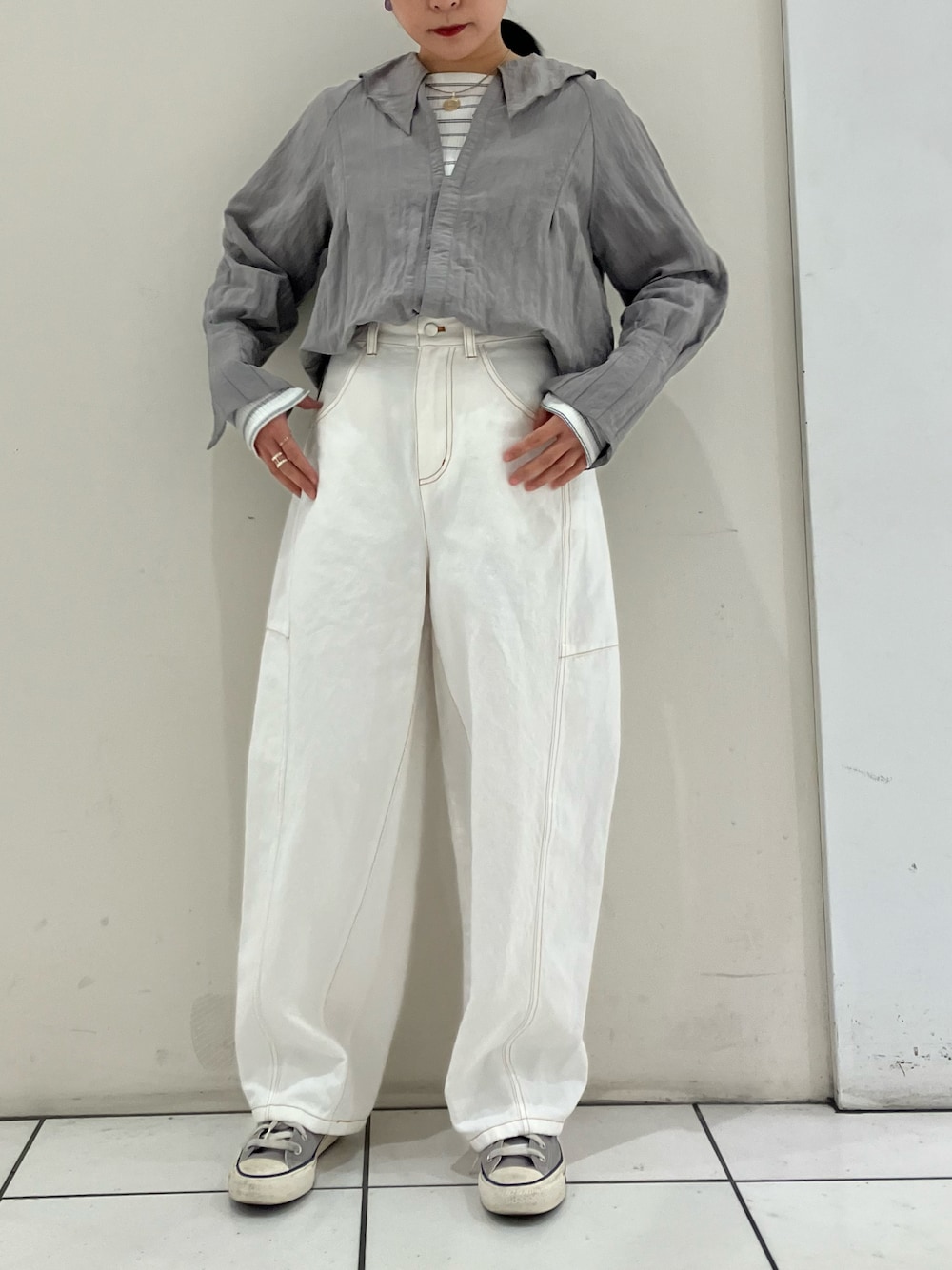 「グレー、大人カジュアル、白パンツ、春服、低身長、爽やかコーデ、ノンブルアンペール、フィルデフェール」｜「FIL DE FERのレーヨンナイロンワッシャー　フレアカラーブラウス（シャツ/ブラウス、グレー系）」を使った、suu.さん（レディース・152cm）の冬コーディネートの1枚目の写真