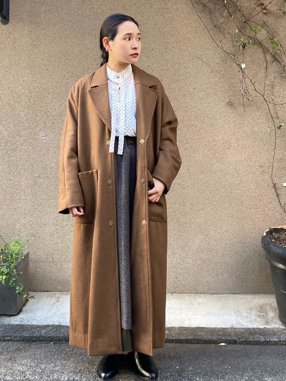 「スカート、クラシカル、ツイード、ドット、ロングコート、レトロ、低身長、大人かわいい、ノンブルアンペール、オトナ女子」｜「NOMBRE IMPAIRのフロッキードット　タイ付きブラウス（シャツ/ブラウス、ホワイト系）」を使った、suu.さん（レディース・152cm）の冬コーディネートの1枚目の写真