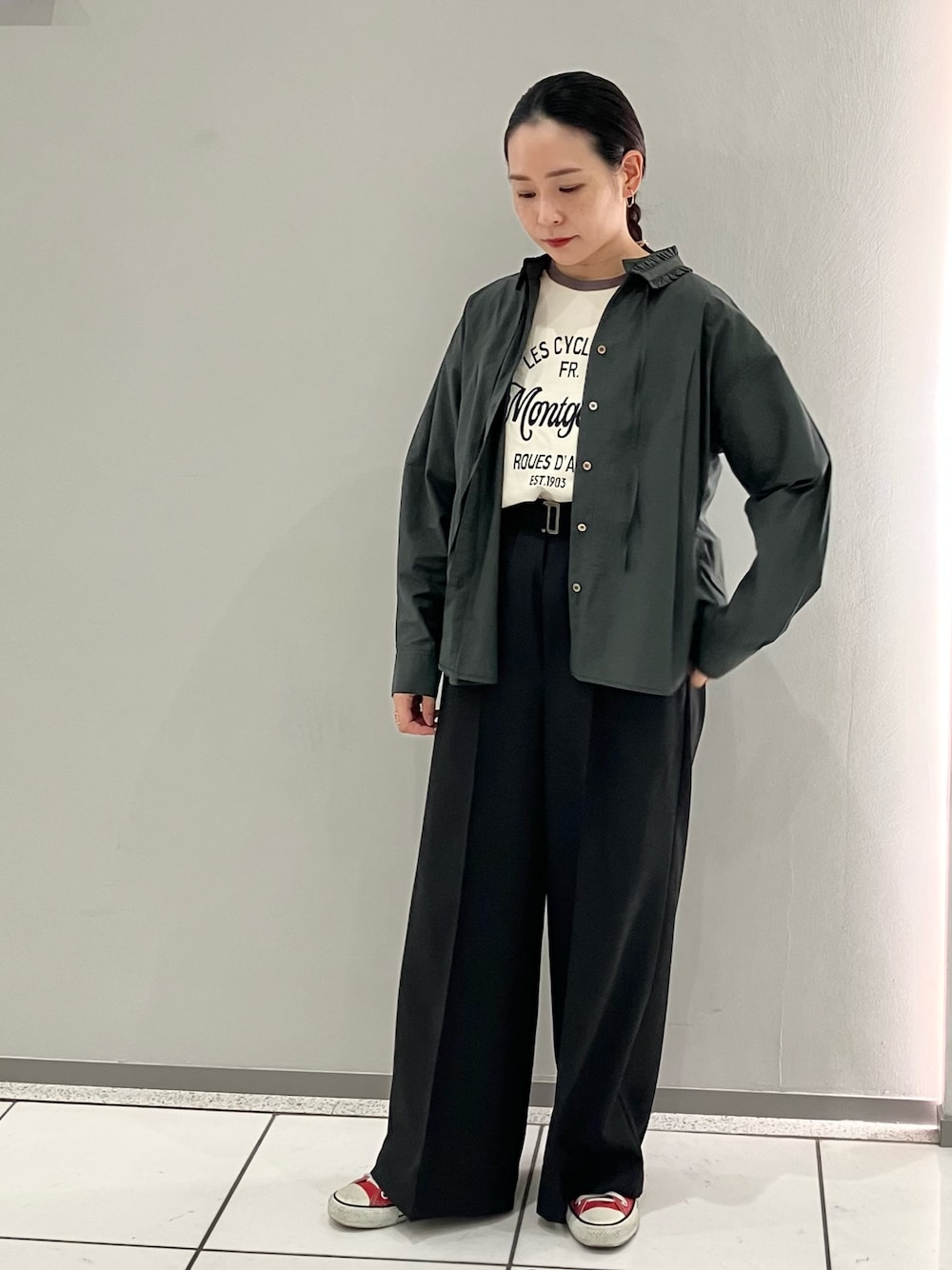 グリーン系のシャツ/ブラウス、ブラック系のその他パンツ、ホワイト系のTシャツ/カットソーを着用したレディースの秋コーディネートの1枚目の写真