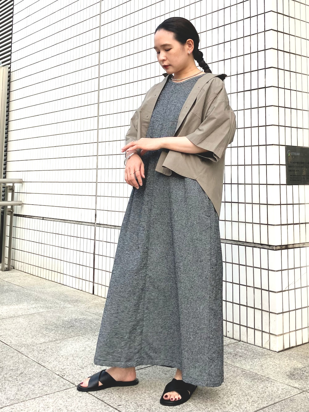 「ワンピース、シャツ、楽チンコーデ、夏コーデ、低身長、オトナカジュアル、ノンブルアンペール、BBM」｜「NOMBRE IMPAIRのコットンブークレー　ラグランノースリーブワンピース（ワンピース、グレー系）」を使った、suu.さん（レディース・152cm）の夏コーディネートの1枚目の写真