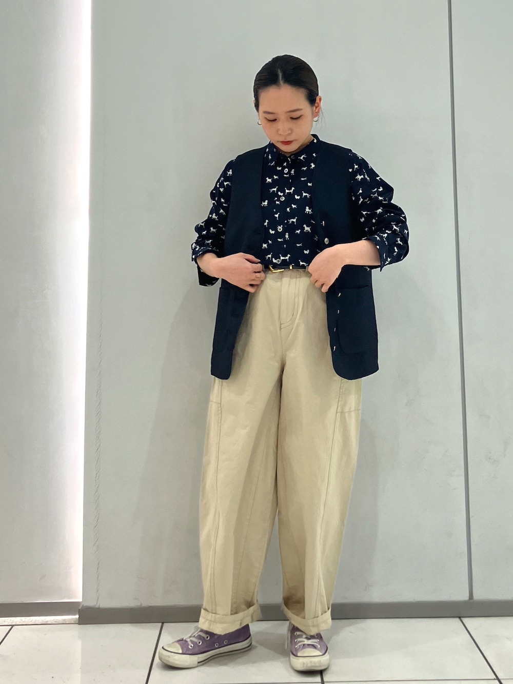 「ネイビー、トラッド、犬、低身長、シンプルスタイル、ノンブルアンペール、BBM、春服コーデ」｜「Blanc Bleu MinuitのDog PT  小襟シャツ（シャツ/ブラウス、ブルー系）」を使った、suu.さん（レディース・152cm）の冬コーディネートの1枚目の写真