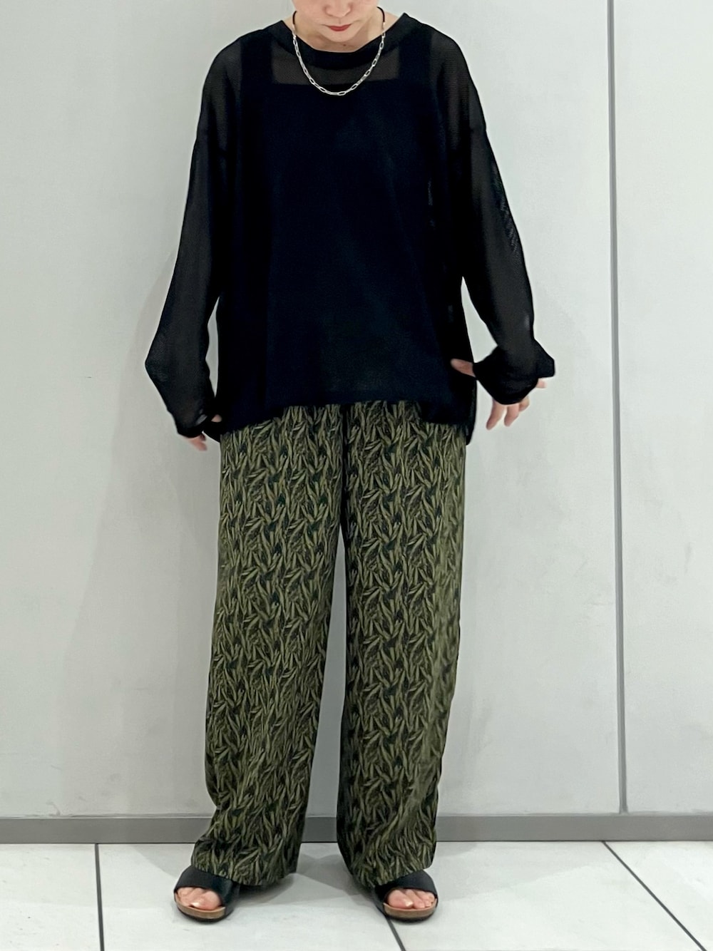 「柄パンツ、低身長、メッシュ、オトナカジュアル、ノンブルアンペール、シアートップス、フィルデフェール」｜「FIL DE FERのポリメッシュ　長袖ブラウス（Tシャツ/カットソー、ブラック系）」を使った、suu.さん（レディース・152cm）の夏コーディネートの1枚目の写真