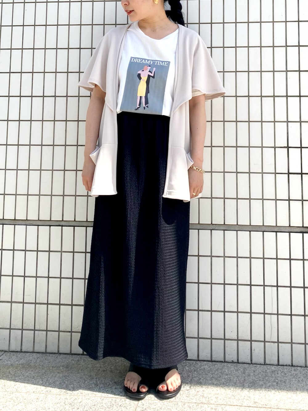「カーディガン、スカート、Tシャツ、モノトーン、休日スタイル、夏コーデ、大人かわいい、ノンブルアンペール、フィルデフェール」｜「FIL DE FERのダンスプリント　半袖TEE（Tシャツ/カットソー、ホワイト系）」を使った、suu.さん（レディース・152cm）の春コーディネートの1枚目の写真