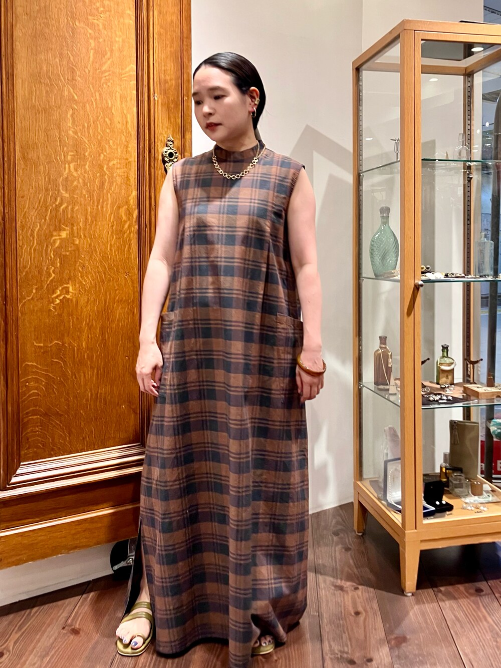 「チェック、ワンピース、お出かけコーデ、シンプルコーデ、ラクチンコーデ、大人かわいい、ノンブルアンペール、低身長女子、フィルデフェール」｜「FIL DE FERのダークチェック　ノースリワンピース（ワンピース、ブラウン系）」を使った、suu.さん（レディース・152cm）の夏コーディネートの1枚目の写真
