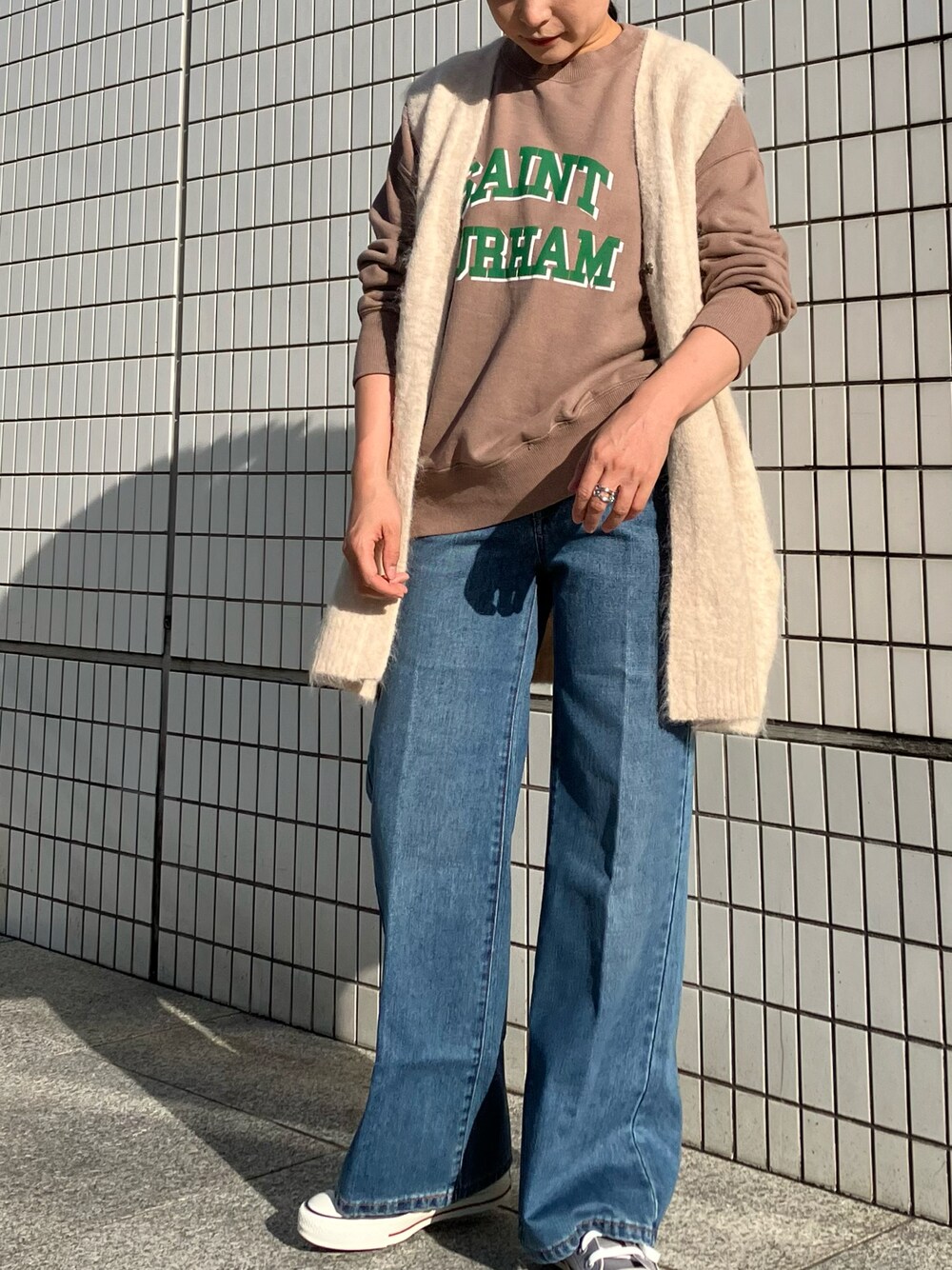 「スウェット、ベスト、ワイドパンツ、デニムパンツ、低身長コーデ、オトナカジュアル、ノンブルアンペール、秋コーデ、オトナ女子、フィルデフェール」｜「NOMBRE IMPAIRのカレッジロゴ裏毛　クルーネックスウェット（スウェット、ベージュ系）」を使った、suu.さん（レディース・152cm）の秋コーディネートの1枚目の写真