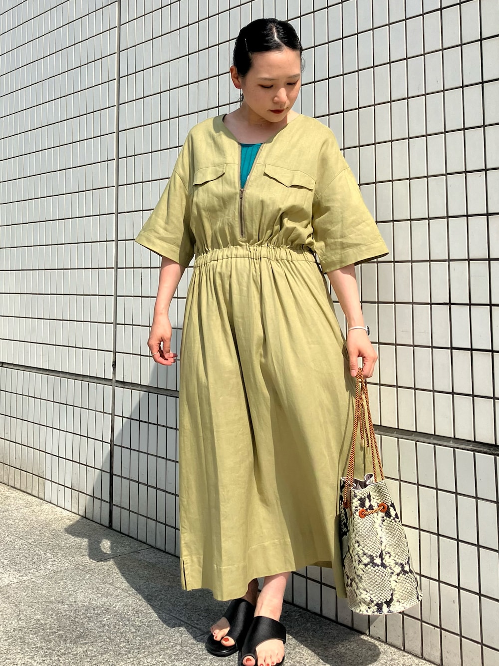 「ワンピース、グリーン、夏、ベージュ、大人コーデ、パイソン柄、低身長、ノンブルアンペール、フィルデフェール」｜「FIL DE FERのレーヨンリネンキャンバス　ジップワンピース（ワンピース、ベージュ系）」を使った、suu.さん（レディース・152cm）の夏コーディネートの1枚目の写真