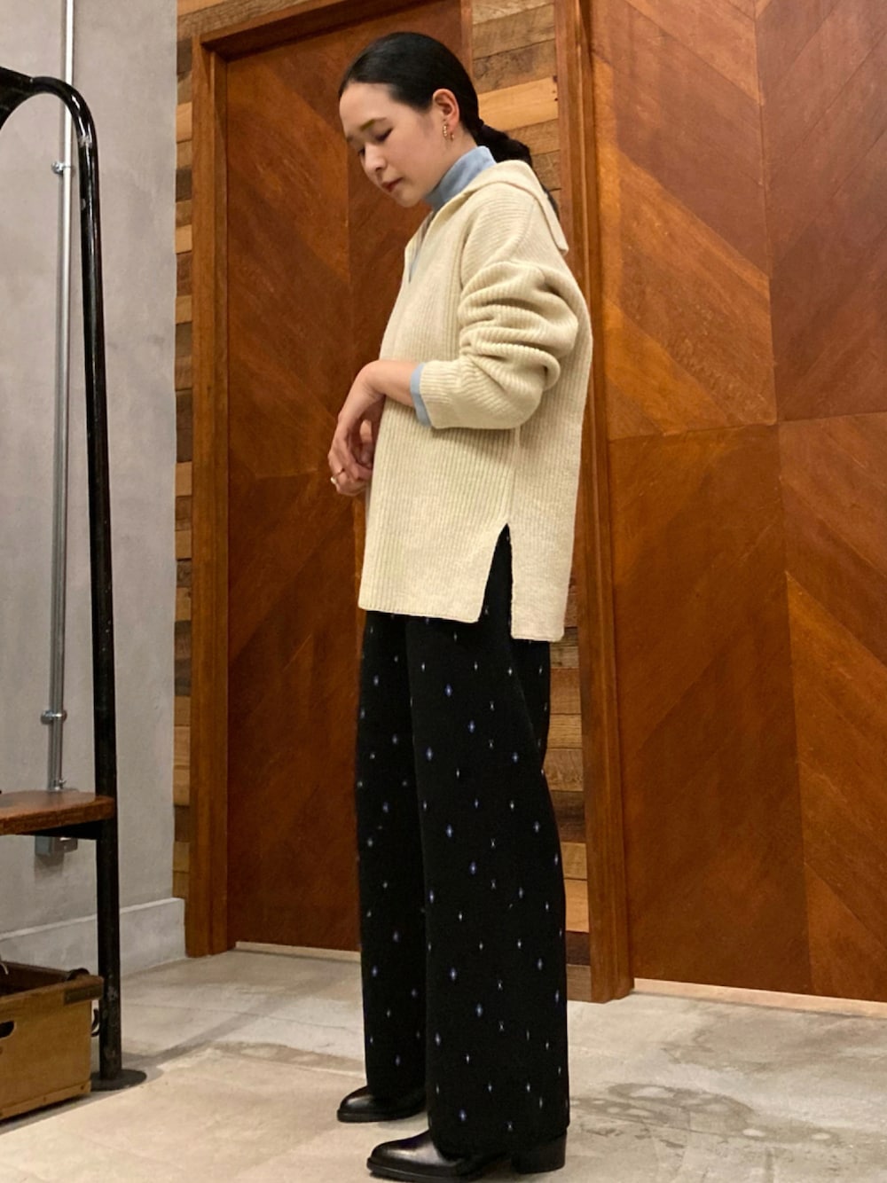 「休日スタイル、休日コーデ、ニットパンツ、セーラーカラー、低身長コーデ、オトナカジュアル、ノンブルアンペール、ニットコーデ、フィルデフェール」｜「FIL DE FERのシェットランド　セーラーカラーニット（ニット/セーター、ホワイト系）」を使った、suu.さん（レディース・152cm）の秋コーディネートの1枚目の写真