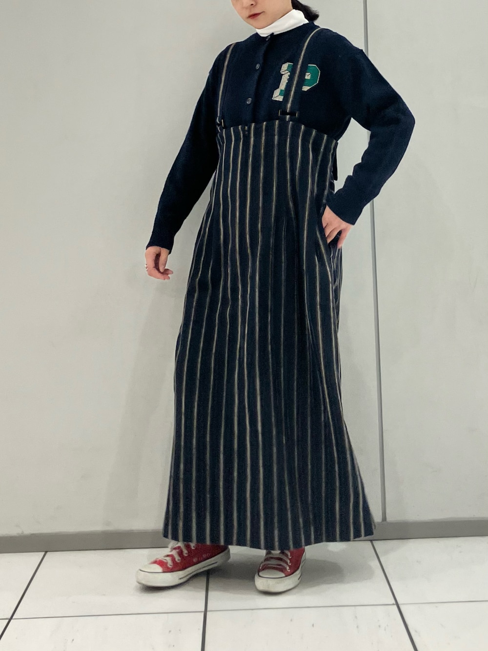 「カーディガン、ワンピース、ネイビー、刺繍、ストライプ、トラッド、冬服、低身長、オトナカジュアル、ノンブルアンペール」｜「FIL DE FERのモールストライプ　ジャンスカ（ジャンパースカート、ブルー系）」を使った、suu.さん（レディース・152cm）の冬コーディネートの1枚目の写真