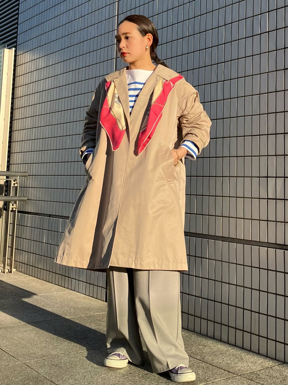 「ボーダー、ピンク、スカーフ、大人カジュアル、休日スタイル、春服、春コート、ノンブルアンペール」｜「NOMBRE IMPAIRの撥水シャンブレーツイル　ミドル丈コート（その他アウター、ベージュ系）」を使った、suu.さん（レディース・152cm）の冬コーディネートの1枚目の写真
