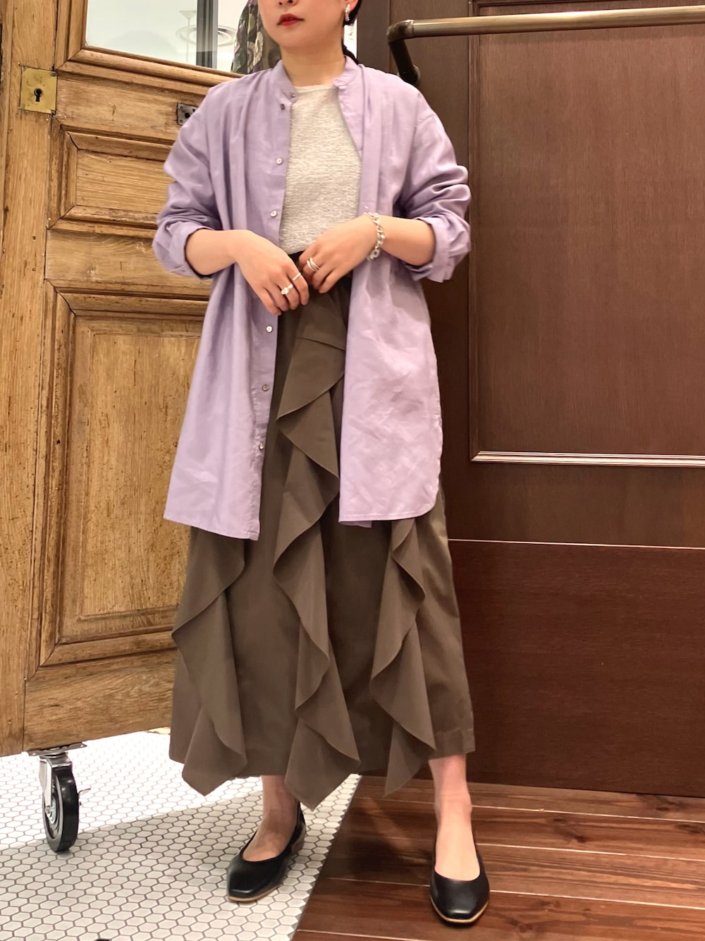「フリル、休日スタイル、パープル、大人女子、スカートスタイル、春コーデ、シャツスタイル、ノンブルアンペール、フィルデフェール」｜「FIL DE FERのストレッチシアサッカー　ラウンドネックP/O（Tシャツ/カットソー、ホワイト系）」を使った、suu.さん（レディース・152cm）の春コーディネートの1枚目の写真