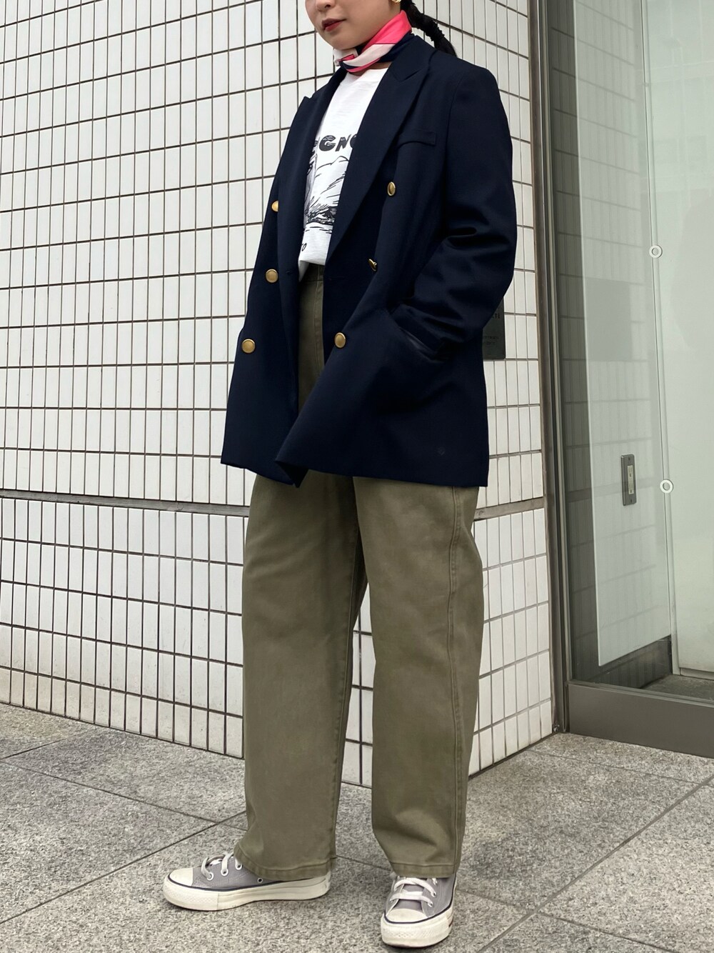 「ジャケット、紺ブレ、スカーフ、大人カジュアル、低身長、おでかけコーデ、ノンブルアンペール、スワン、オトナ女子、春服コーデ」｜「NOMBRE IMPAIRのTRギャバ　ダブルブレストジャケット（テーラードジャケット、ブルー系）」を使った、suu.さん（レディース・152cm）の春コーディネートの1枚目の写真