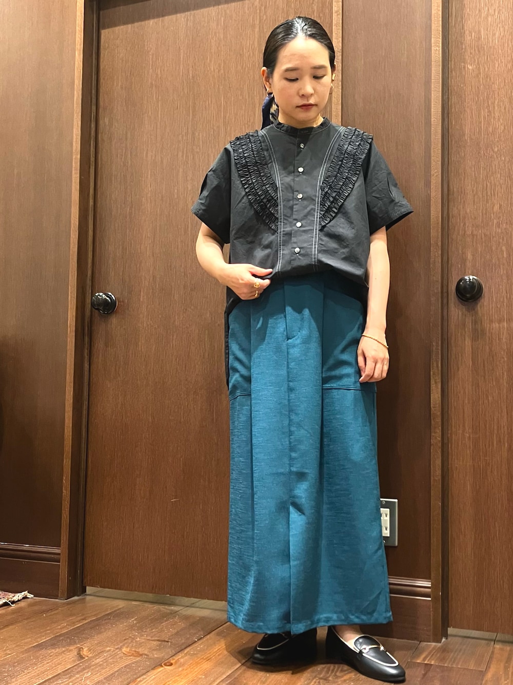 「シンプル、ブラック、グリーン、フリル、ロングスカート、休日コーデ、低身長コーデ、ノンブルアンペール、オトナ女子、フィルデフェール」｜「FIL DE FERの綿テンセルブロード　フリルブラウス（シャツ/ブラウス、ブラック系）」を使った、suu.さん（レディース・152cm）の夏コーディネートの1枚目の写真