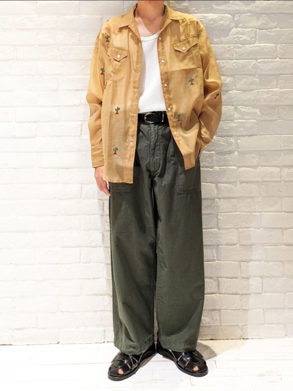 「アースカラー、夏コーデ、休日スタイル、シンプル、おしゃれさんと繋がりたい、カジュアル、オトナカジュアル、ワイドパンツ、シャツ、ベイカーパンツ、ビッグシルエット、サンダル、大人カジュアル、タックイン、タンクトップ」｜「Wranglerの【Wrangler×JOURNAL STANDARD / ラングラー】別注 ウエスタン シアーシャツ（シャツ/ブラウス、ベージュ系）」を使った、wonder.b14さん（メンズ・170cm）の夏コーディネートの1枚目の写真