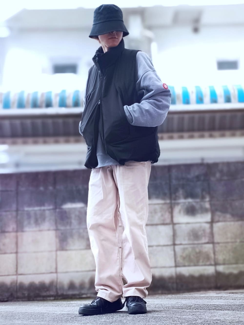 「メンズファッション、お洒落さんとつながりたい、今日のコーデ、大人カジュアル、休日コーデ、GU、ゆるコーデ、モノトーンコーデ、春、シンプル、NIKE、ストリート、streetstyle、カジュアル」｜「C.Eの【C.E / シーイー】ACCESS MONITOR CREW NECK（スウェット、グレー系）」を使った、wonder.b14さん（メンズ・170cm）の冬コーディネートの1枚目の写真