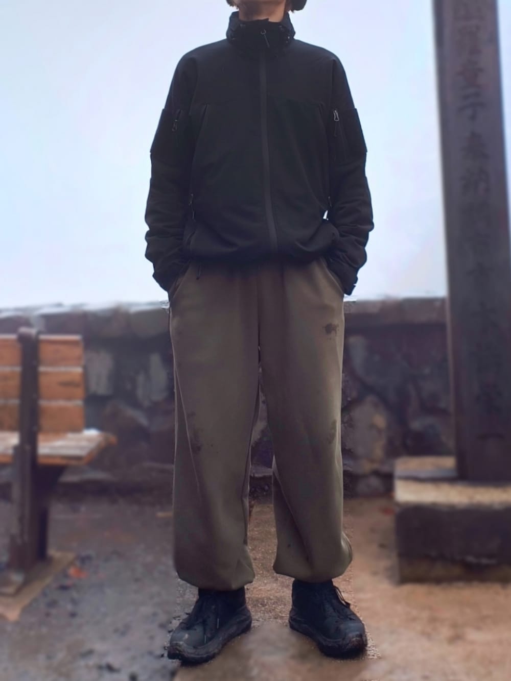 「大人カジュアル、休日コーデ、プチプラ、UNIQLO、ユニクロ、HOKAONEONE、メンズファッション、シンプル、ゆるコーデ、春、春コーデ、冬コーデ、カジュアル、カジュアルコーデ」｜「HOKAのHOKA ONE ONE　M KAHA 2 LOW GTX（スニーカー、ブラック系）」を使った、wonder.b14さん（メンズ・170cm）の冬コーディネートの1枚目の写真