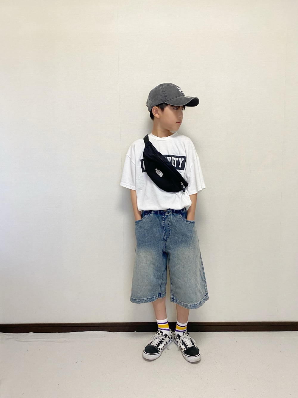 「夏ルックで気分アップ、デニム、ハーフパンツ、ラインソックス、キャップ、NEW ERA、VANS、THE NORTH FACE、ボディバッグ、夏コーデ、小学生、男の子、ロゴT」｜「LEPSIMの【NEW ERA】ウォッシュ加工キャップ　136173（キャップ、ブラック系）」を使った、yuuu_soooさん（キッズ・160cm）の夏コーディネートの1枚目の写真