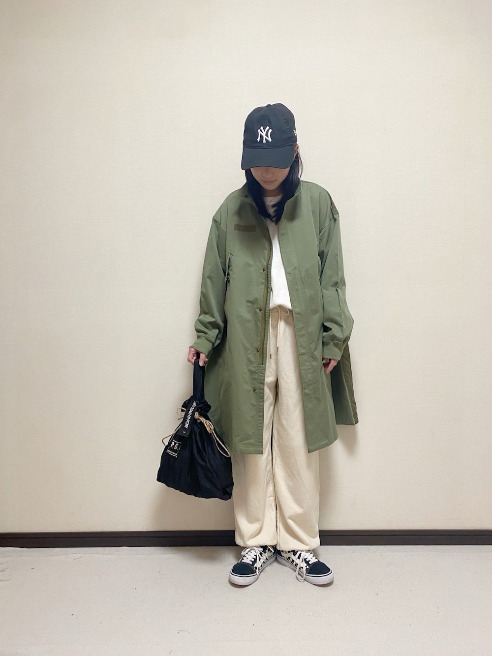 「春のNewスタイル、ジャケットスタイル、モッズコート、ホワイトコーデ、カジュアル、シンプル、VANS、NEW ERA、キャップ、スポーツミックス、春アウター、カーゴパンツ」｜「NEW ERAのニューエラ キャップ MLBイージースナップ ONSPOTZ別注（キャップ、ブラック系）」を使った、yuuu_soooさん（キッズ・155cm）の春コーディネートの1枚目の写真