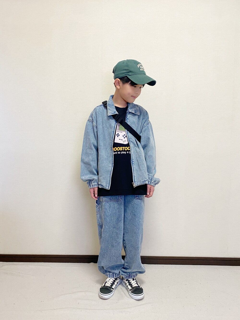 「春めき満開コーデ、デニムコーデ、デニデニ、VANS、Tシャツ、カジュアル、プチプラ、GU、シンプルコーデ、THE NORTH FACE、小学生、男の子、春コーデ」｜「GUのアイテム（パンツ、ブルー系）」を使った、yuuu_soooさん（キッズ・160cm）の春コーディネートの1枚目の写真