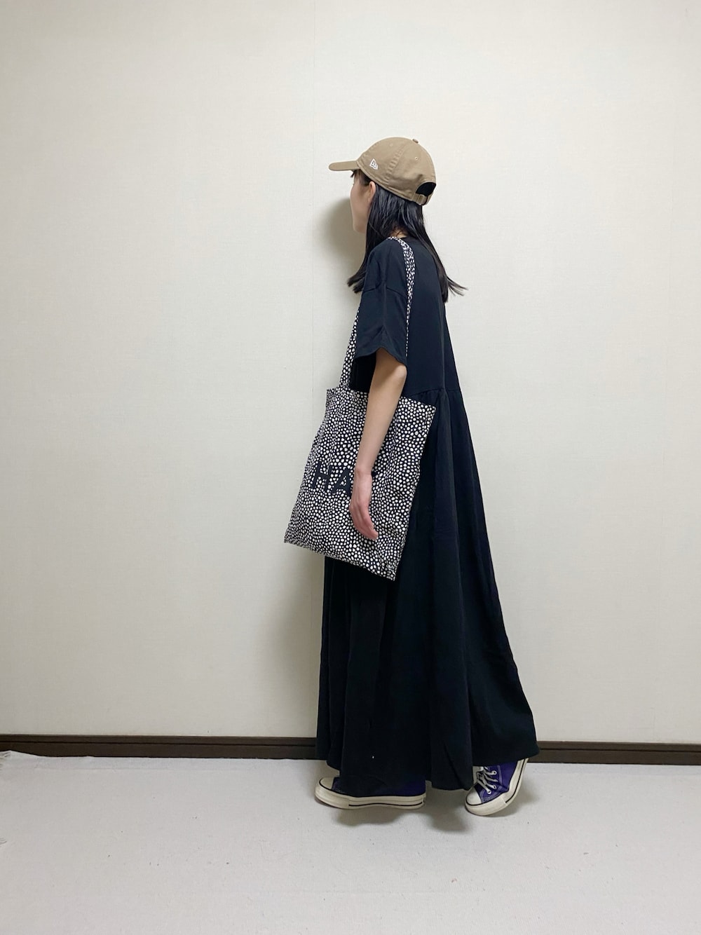 「スポーツミックス、ロングワンピース、シンプルコーデ、コンバース、トートバッグ、キャップ、NEW ERA、おしゃれさんと繋がりたい、キッズコーデ、夏コーデ、春夏コーデ、ブラック」｜「recaのウエストギャザー切替ワンピース（ワンピース、ブラック系）」を使った、yuuu_soooさん（キッズ・155cm）の春コーディネートの1枚目の写真
