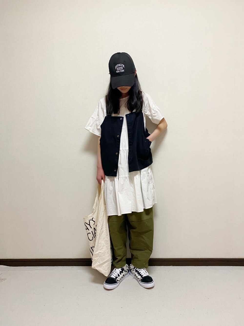 「おしゃれさんと繋がりたい、休日コーデ、ティアードワンピース、カジュアルコーデ、ミリタリー、VANS、キャップ、antiqua、undeny.、レイヤードスタイル」｜「devirockのティアード半袖ワンピース（ワンピース、ホワイト系）」を使った、yuuu_soooさん（キッズ・151cm）の春コーディネートの1枚目の写真