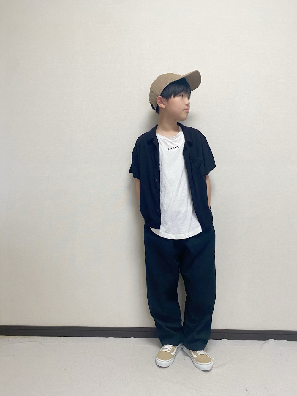 「やっぱり帽子が好き、NEW ERA、キャップ、オープンカラーシャツ、ワイドパンツ、ゆるコーデ、カジュアル、シンプルコーデ、VANS、小学生、モノトーン」｜「PAIRMANON STREETの【PAIRMANON STREET】サーカス バルーン シルエット パンツ（カーゴパンツ、ブラック系）」を使った、yuuu_soooさん（キッズ・160cm）の春コーディネートの1枚目の写真