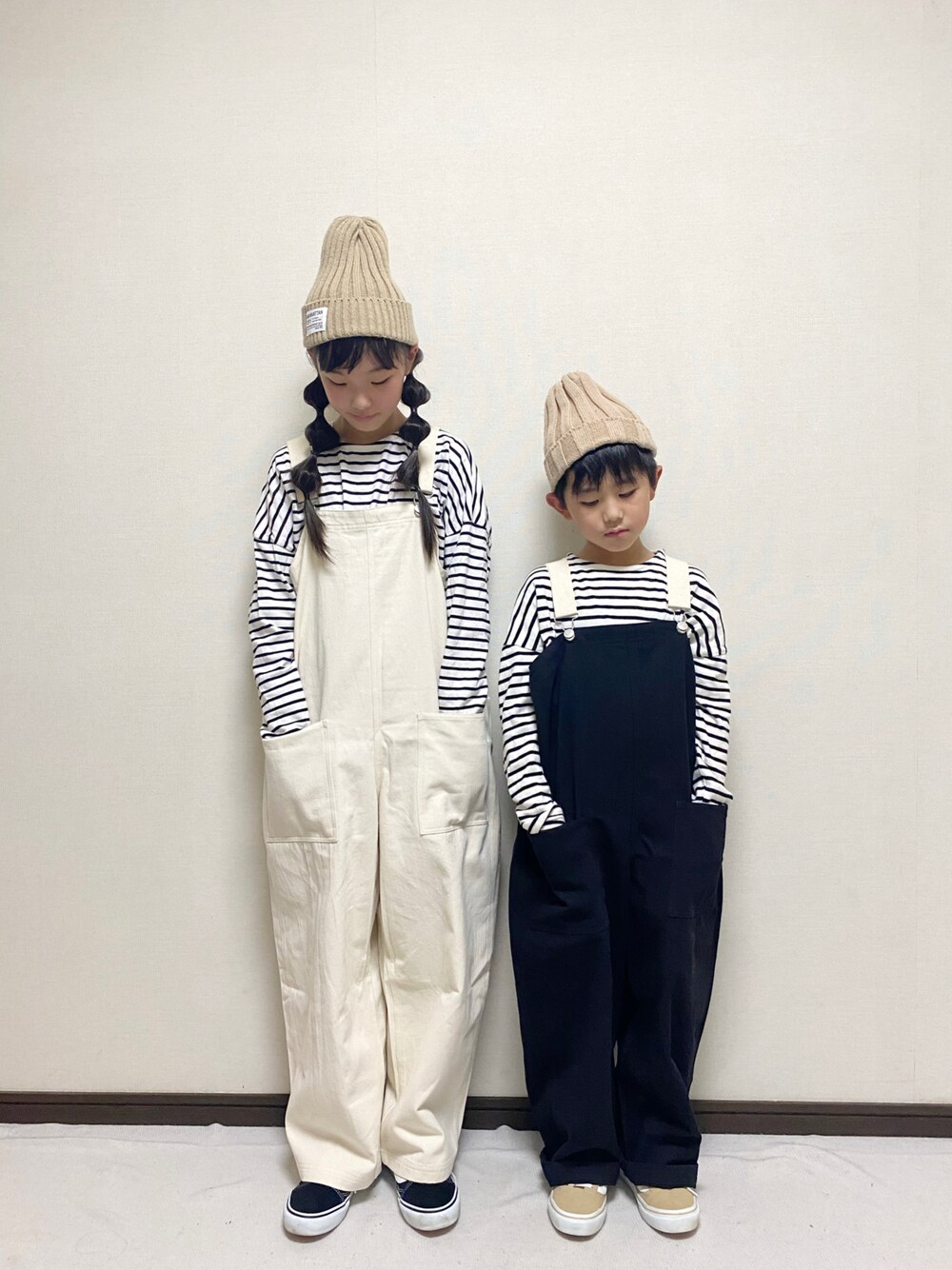 「秋ルック紹介するよ、秋服、ニット、ボーダー、VANS、リンクコーデ、オーバーオール、サロペット、カジュアルコーデ、休日コーデ」｜「undeny.のアイテム（オールインワン・サロペット、ホワイト系）」を使った、yuuu_soooさん（キッズ・148cm）の秋コーディネートの1枚目の写真