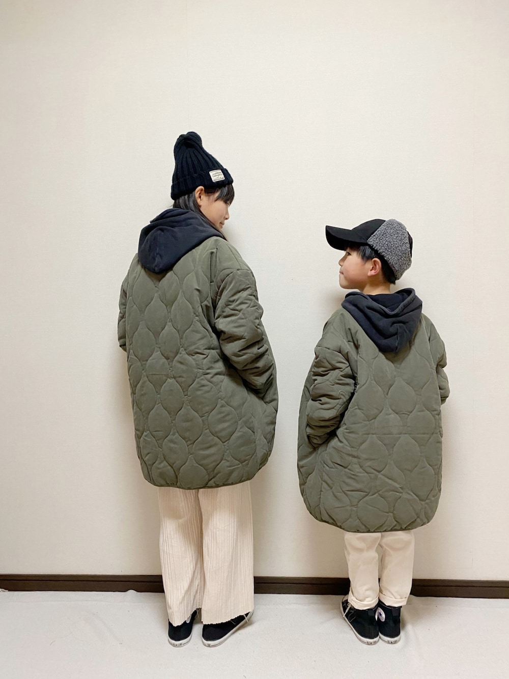 「キッズコーデ、キルティングジャケット、パーカー、ホワイトパンツ、コンバース、カジュアル、シンプル、冬コーデ、フライトキャップ、ニット帽」｜「3coinsのアイテム（キャップ、ブラック系）」を使った、yuuu_soooさん（キッズ・143cm）の冬コーディネートの1枚目の写真